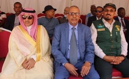 ممثل عن مركز سلمان وسفير المملكة مع مفوض الأمن الغذائي الموريتاني في حفل تسليم التمور