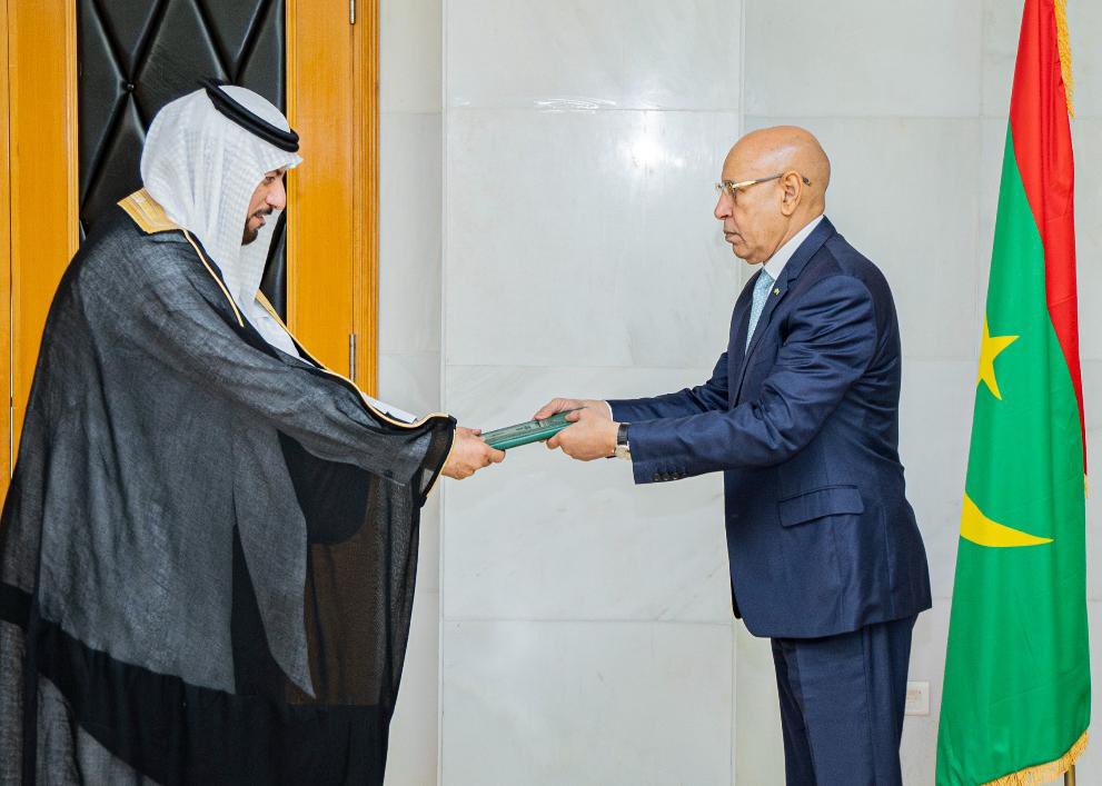 سفير خادم الحرمين سعادة الدكتور عبد الله الرقابي وهو يتسلم أوراق اعتماده